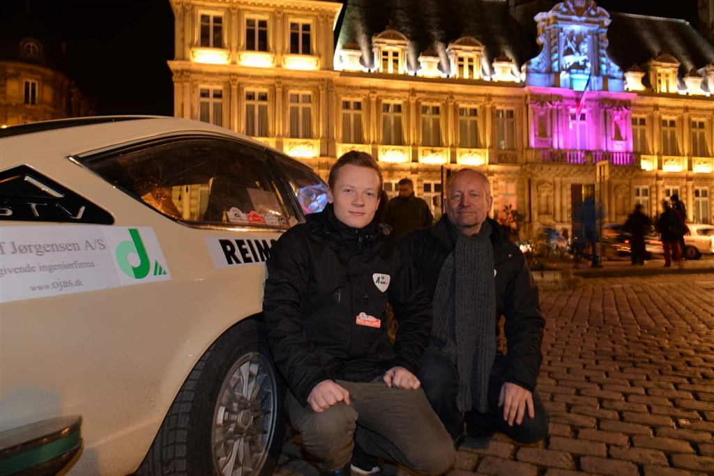 Jens Gandrup og Kristian Flensbak med deres Alfa Romeo foran rådhuset i Reims.
(Foto: Michael Eisenberg)